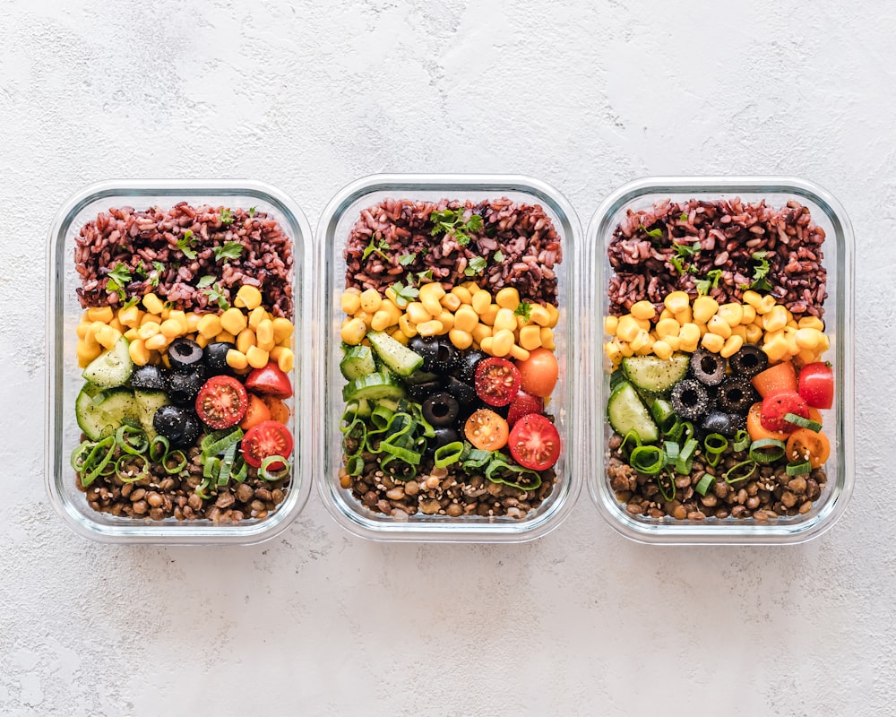 Nutricionista mostrando alimentación equilibrada